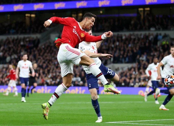 Ronaldo được vinh danh trước thềm derby Manchester