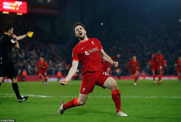 Ngôi sao Nhật Bản tỏa sáng, Liverpool thắng ngược Leicester khó tin