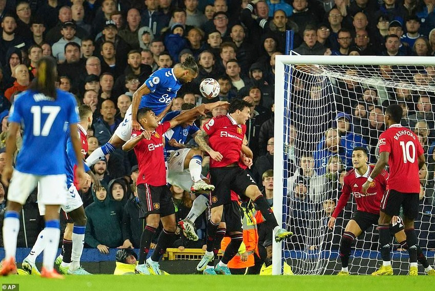 Arsenal hạ Liverpool đòi lại ngôi đầu, Ronaldo giải cứu MU