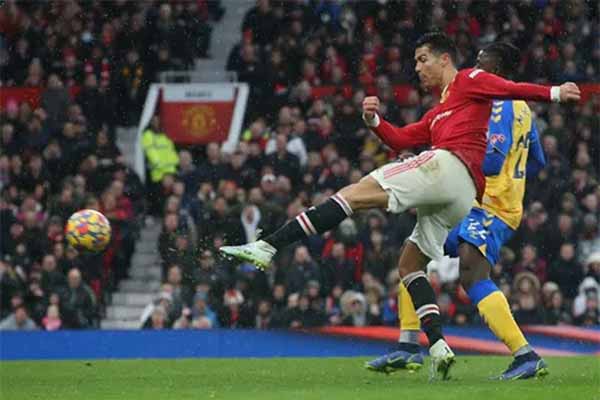Ronaldo nối dài chuỗi trận tịt ngòi, MU chia điểm Southampton