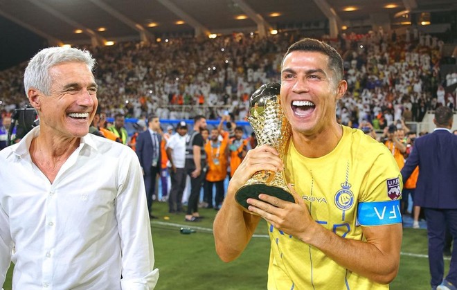 Ghi 2 bàn, Ronaldo giúp Al Nassr giành chiếc cúp y hệt World Cup