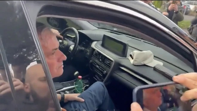 Mourinho khóc khi bị Roma sa thải