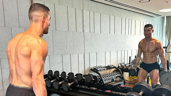 Cơ bắp đáng kinh ngạc của Ronaldo