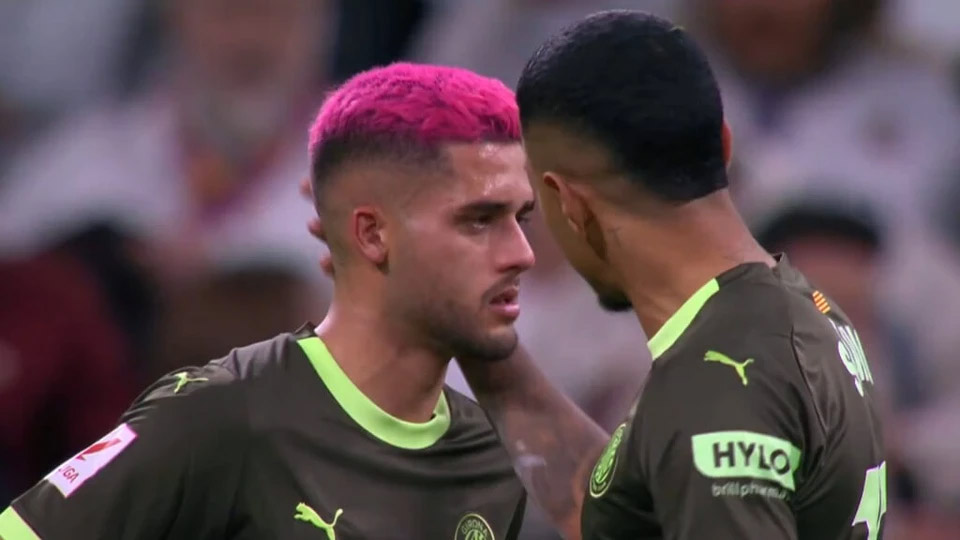 Hậu vệ Girona khóc sau trận thua Real