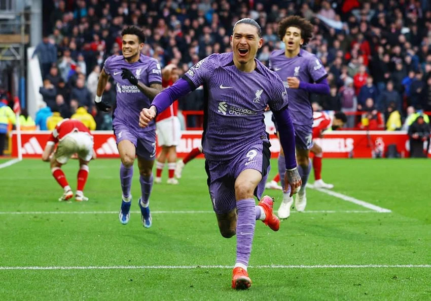 Liverpool thắng nghẹt thở, Chelsea gây thất vọng