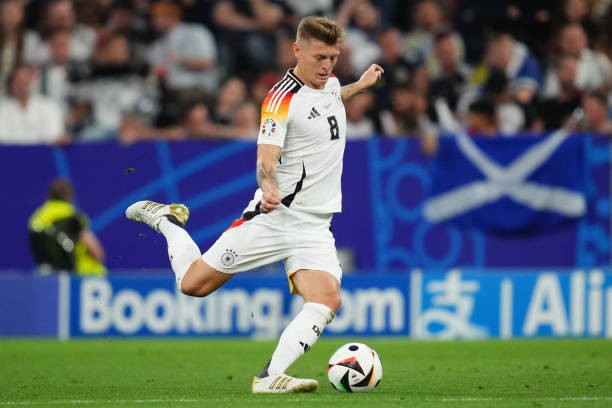 Choáng với kĩ năng chuyền bóng của Toni Kroos