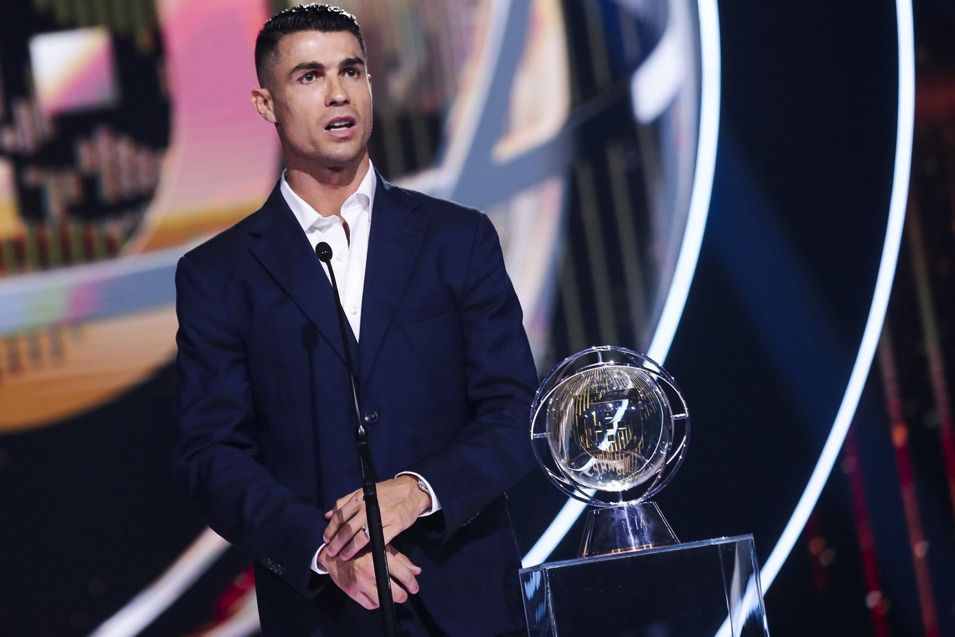 Ronaldo trở thành tỷ phú đầu tiên trong lịch sử bóng đá