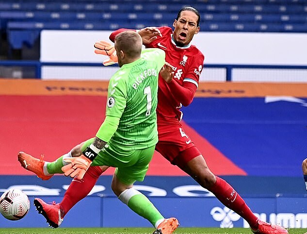 Van Dijk nguy cơ ngồi ngoài hết mùa