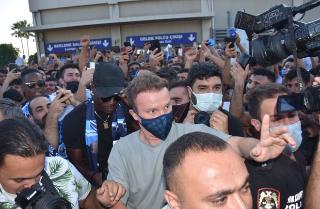 Balotelli được chào đón như người hùng ở CLB mới